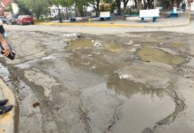 Baches en la zona Centro causa molestia a ciudadanos y automovilistas