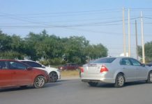 Chocan unidad y dejan solo daños en concurrida carretera