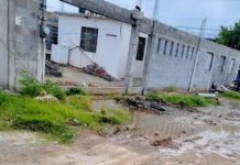 Ciudadanos ya no aguantan la peste de las aguas negras de Comapa