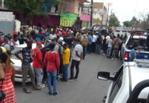 Brotes de inconformidad entre migrantes brotan afuera de refugios