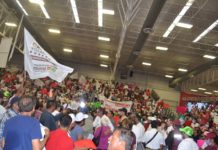 Calor y retraso de Américo ‘queman’ el discurso del candidato