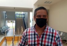 Padres reparan mesabancos en escuelas de Madero para que sus hijos tengan donde sentarse.