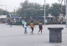 Migrantes deambulan por las calles de Reynosa sin albergue