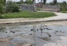 Aguas negras invaden calles de Praderas Elite