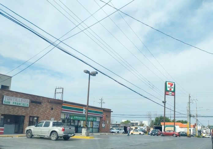Ratero amaga a empleados para despojarlos de las ventas del día
