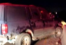 Se proyecta contra barandal de metal y dejan solo daños materiales