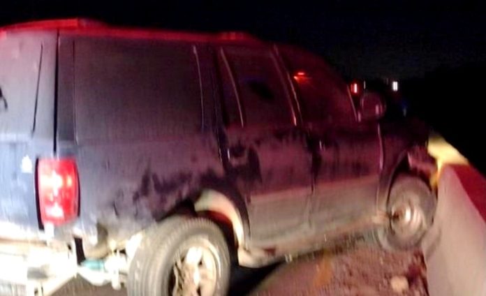 Se proyecta contra barandal de metal y dejan solo da_os materiales