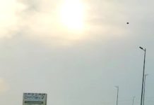 Vuelca unidad sobre carretera y deja solo daños materiales