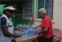 Efectúan donativo de agua embotellada a equipos de rescate