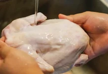 Los peligros de lavar el pollo: cómo evitar una intoxicación alimentaria