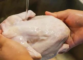 Los peligros de lavar el pollo: cómo evitar una intoxicación alimentaria