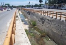 Camiones tiran escombro y tapan salida de agua