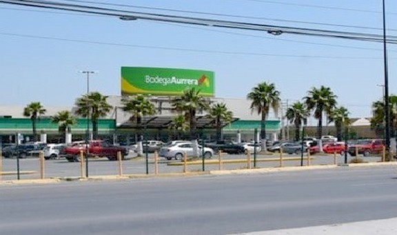 Arrestan a sujeto por alterar el orden y pretender sacar mercancía sin pagarla