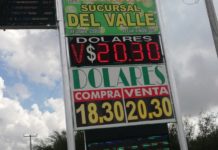 Dólar debilita recuperación del peso