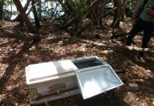 Causa expectación ataúd abandonado a la orilla de la Laguna del Carpintero