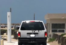 Visitantes a playa introducen vehículos a zonas para discapacitados