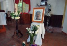 Con misa, aplausos y porras dan último adiós a padre jesuita Joaquin Mora en la Pescadores