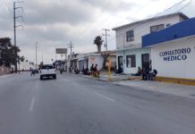 Migrantes ofrecen sus servicios a ciudadanos para irla pasando