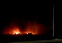 Bomberos sofocan incendio en llantas dejando contaminación y daños