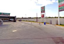 Ratero amaga a empleados de tienda y les roba el dinero