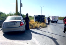 Choque con volcadura deja tres lesionados y daños en el Colosio