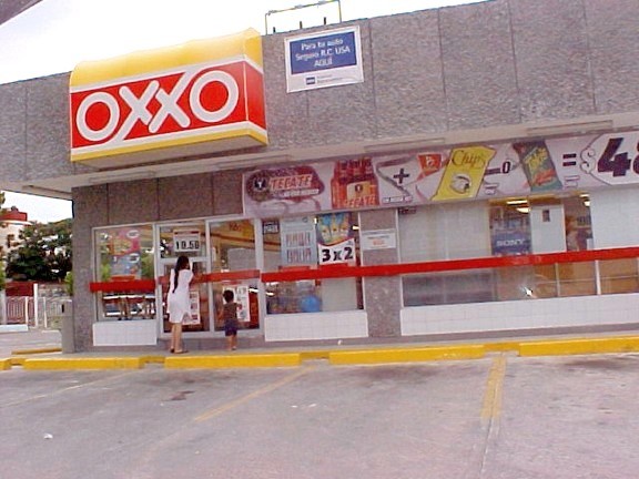 Ratero amaga a empleados de tienda para robarles