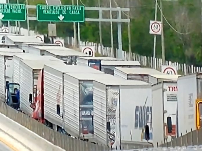 Registran camioneros otra vez largas filas para ingresar al lado americano (4)