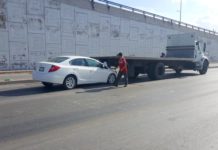 Se proyecta contra camión de plataforma y deja daños materiales