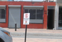 Usan calle Oaxaca como estacionamiento exclusivo