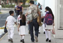 Graduaciones podrían efectuarse nuevamente en caravana