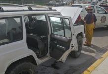 Choferes particulares controlan conato de incendio en una camioneta