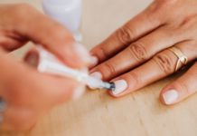 Estudio de Harvard revela efectos nocivos de usar esmalte de uñas