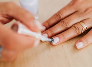 Estudio de Harvard revela efectos nocivos de usar esmalte de uñas