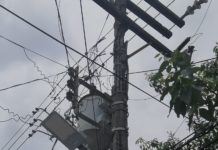 Postes de CFE representan peligro para familias de la Azteca