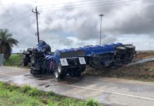 Vuelca doble pipa con 60 mil litros de diésel