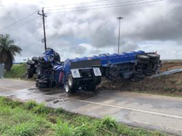 Vuelca doble pipa con 60 mil litros de diésel
