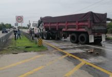 Otra volcadura de pesada unidad enciende alarma entre equipos de emergencias