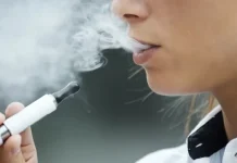 “Es como si fumaran 20 cigarrillos al día”: los riesgos de los cigarrillos electrónicos que se han puesto de moda entre jóvenes y adolescentes