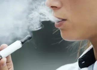 “Es como si fumaran 20 cigarrillos al día”: los riesgos de los cigarrillos electrónicos que se han puesto de moda entre jóvenes y adolescentes
