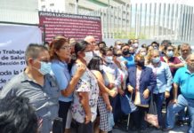 Protestan trabajadores del Canseco