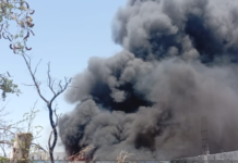 Bomberos sofocan incendio por cúmulo de llantas viejas
