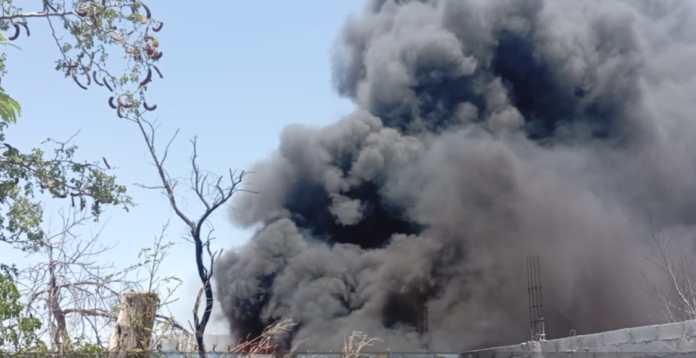 Bomberos sofocan incendio por