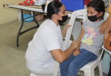 Enfermeras y su talento con los niños a vacunar