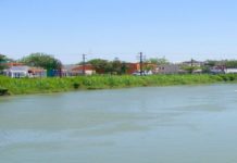 Hallan cadáver en canal de aguas negras
