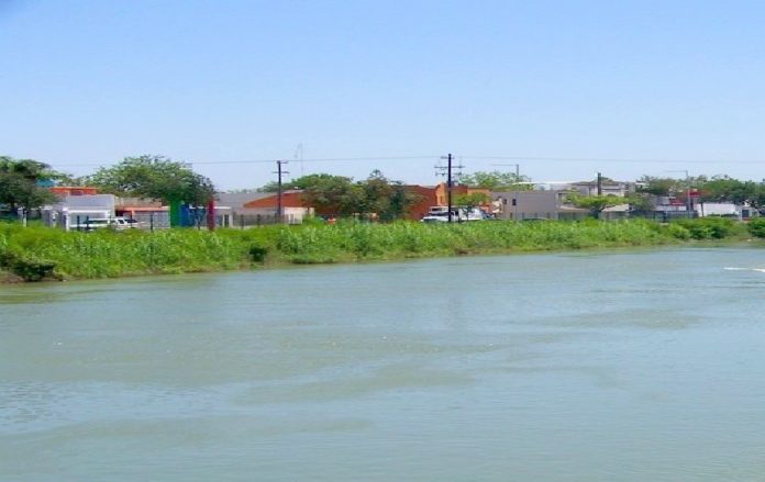 Hallan cadáver en canal de aguas negras