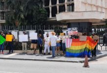 Exigen celeridad a los casos de la Comunidad LGBT, protestan afuera de juzgado federal