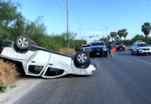 Choque con volcadura deja una persona lesionada y daños