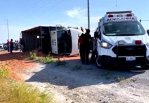 Vuelca unidad y deja regado kilos de sorgo sobre carretera