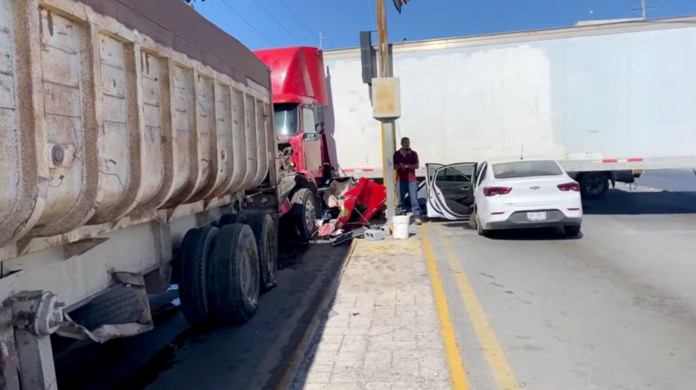 Otra de tráiler deja accidente vial daños y caos vehicular