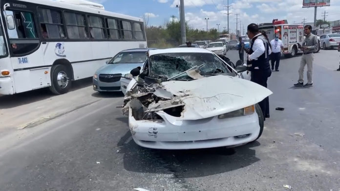 Se impactan unidades en carretera